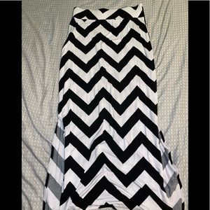 Long zigzag skirt with slits on both sides